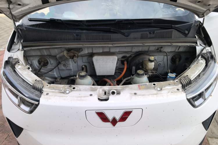 Used Wuling Yangguang 2024 300KM Comfort Version Passenger Van 75kW Engine Bay