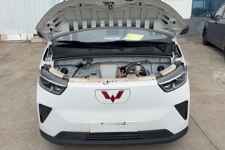 Used Wuling Yangguang 2024 300KM Comfort Version Passenger Van 75kW Engine Bay