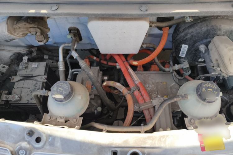 Used Wuling Yangguang 2024 300km Comfort-Grade Passenger Van 60kW Engine Bay