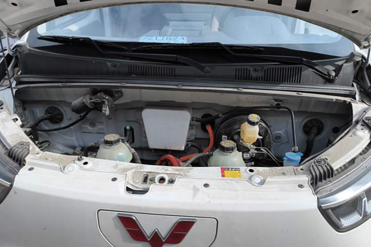 Used Wuling Yangguang 2024 300km Range Practical Window-Sealed Version 60kW Engine Bay