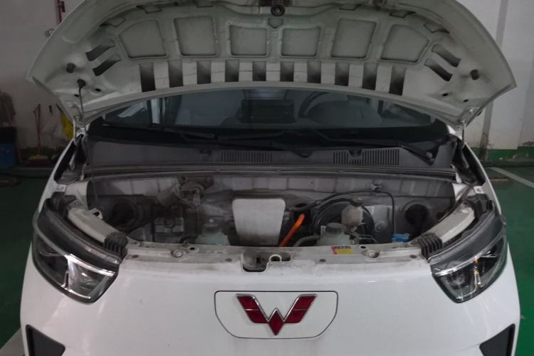 Used Wuling Yangguang 2024 300km Comfort Version with Sealed Windows 60kW Engine Bay
