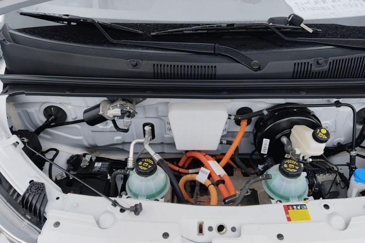 Used Wuling Yangguang 2024 300km Range Practical Window-Sealed Version 75kW Engine Bay