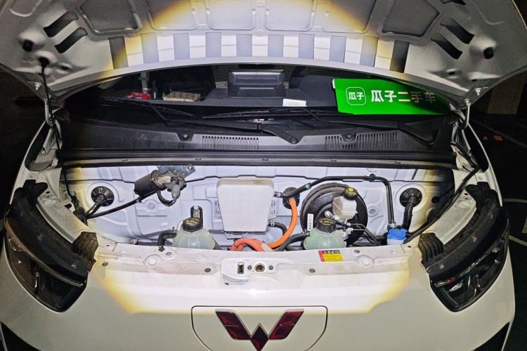 Used Wuling Yangguang 2024 300KM Comfort Version Passenger Van 75kW Engine Bay