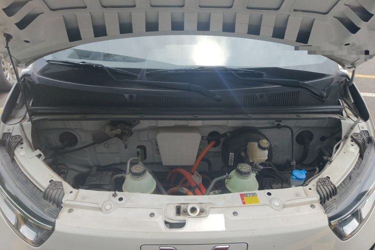 Used Wuling Yangguang 2024 300km Comfort Version with Sealed Windows 60kW Engine Bay
