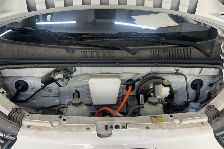 Used Wuling Yangguang 2024 300KM Comfort Version Passenger Van 75kW Engine Bay