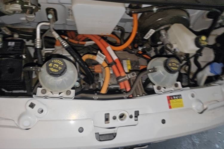 Used Wuling Yangguang 2024 300KM Comfort Version Passenger Van 75kW Engine Bay