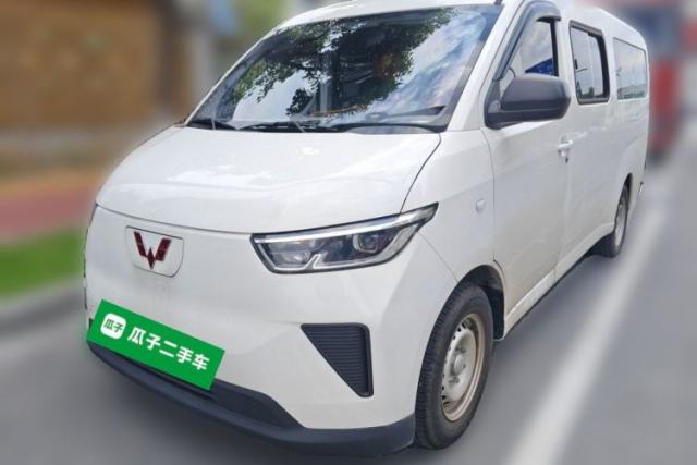 Used Wuling Yangguang 2024 300KM Comfort Version Passenger Van 75kW