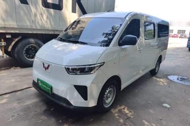 Used Wuling Yangguang 2024 300KM Comfort Version Passenger Van 75kW