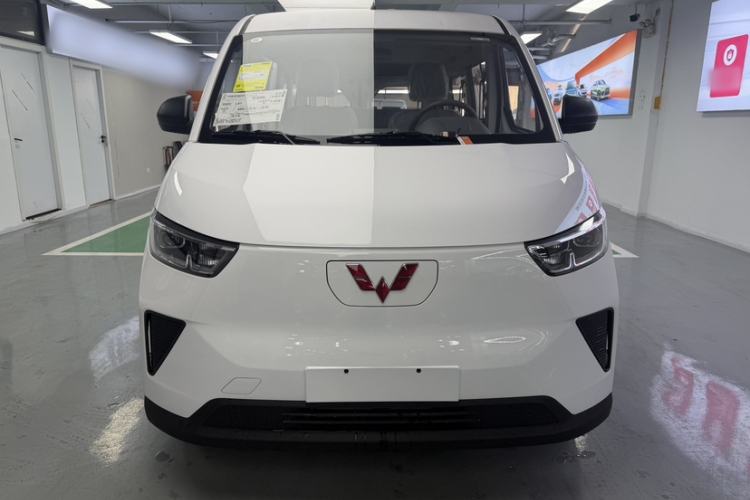 Used Wuling Yangguang 2024 300KM Comfort Version Passenger Van 75kW Exterior 1