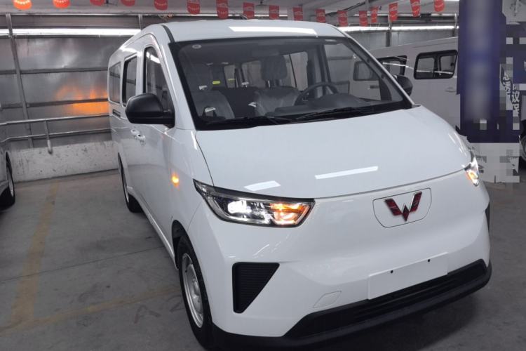 Used Wuling Yangguang 2024 300KM Comfort Version Passenger Van 75kW Exterior 1
