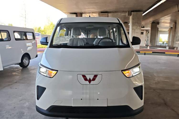 Used Wuling Yangguang 2024 300KM Comfort Version Passenger Van 75kW Exterior 1