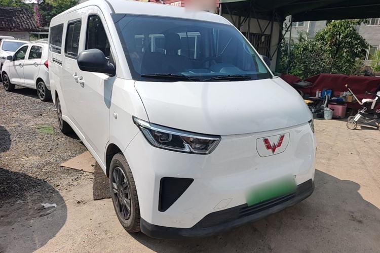 Used Wuling Yangguang 2024 300KM Comfort Version Passenger Van 75kW Exterior 1