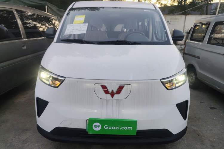 Used Wuling Yangguang 2024 300KM Comfort Version Passenger Van 75kW Exterior 1