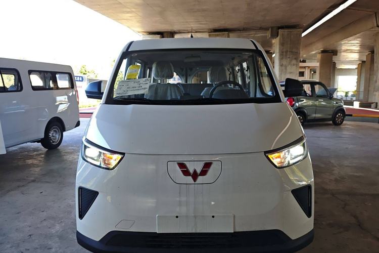 Used Wuling Yangguang 2024 300KM Comfort Version Passenger Van 75kW Exterior 1