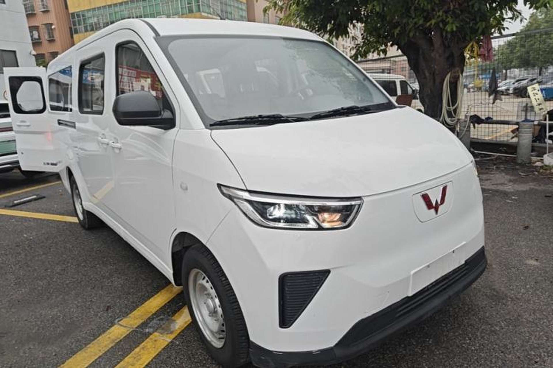 Used Wuling Yangguang 2024 300KM Comfort Version Passenger Van 75kW Exterior 1