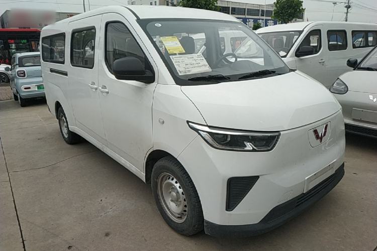 Used Wuling Yangguang 2024 300KM Comfort Version Passenger Van 75kW Exterior 1