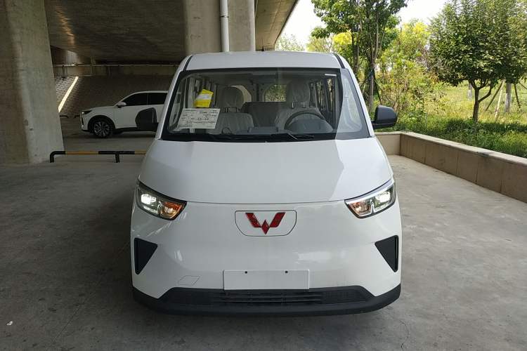 Used Wuling Yangguang 2024 300KM Comfort Version Passenger Van 75kW Exterior 1