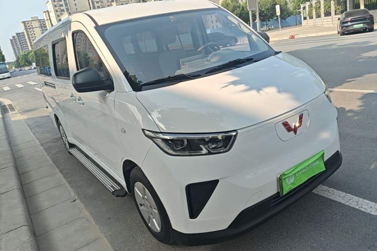 Used Wuling Yangguang 2024 300KM Comfort Version Passenger Van 75kW Exterior 1