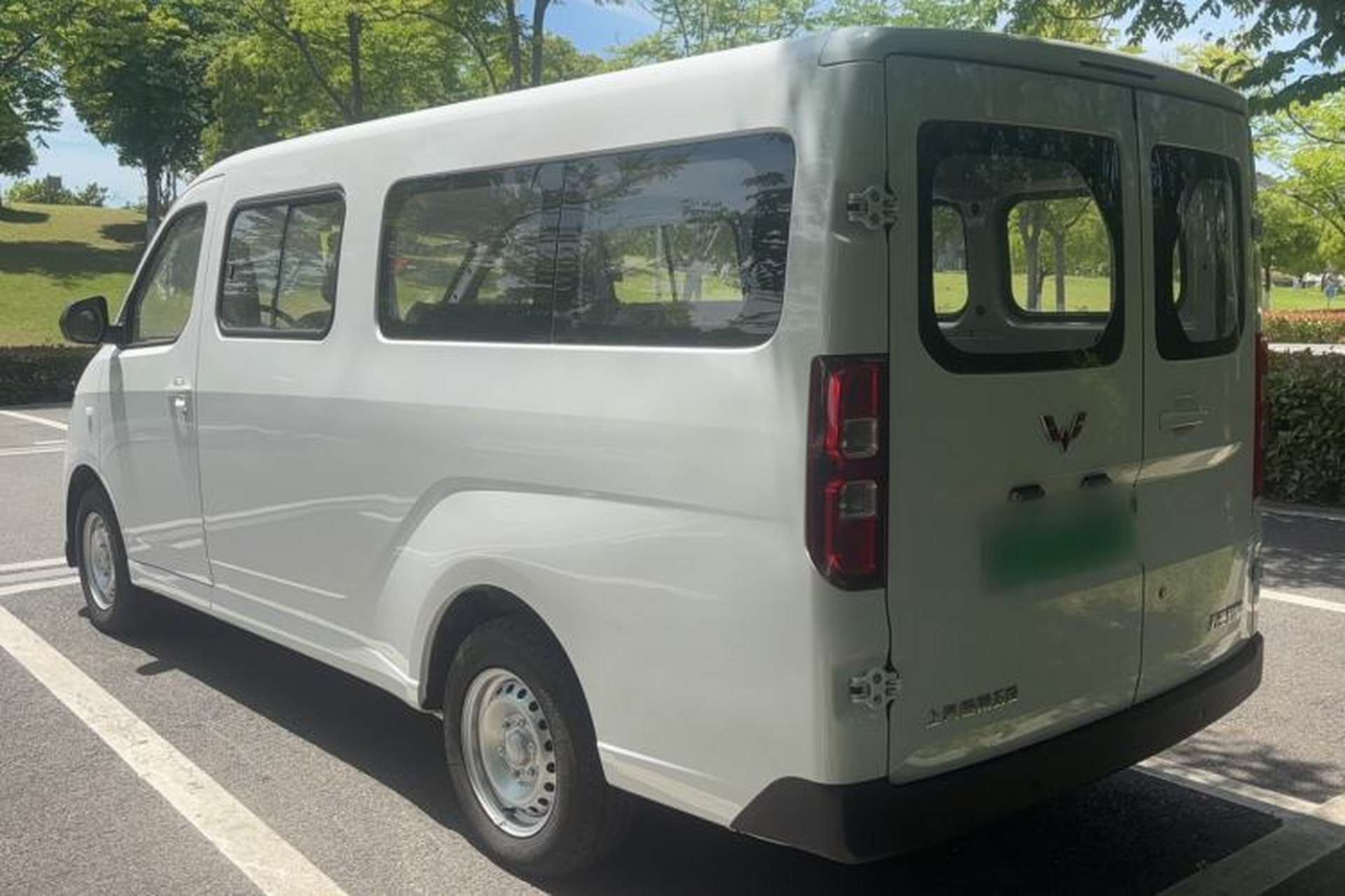 Used Wuling Yangguang 2024 300KM Comfort Version Passenger Van 75kW Exterior 1