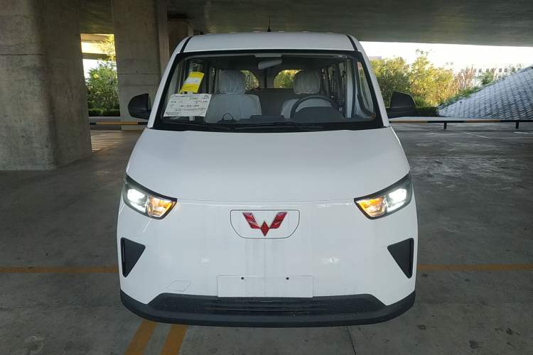 Used Wuling Yangguang 2024 300KM Comfort Version Passenger Van 75kW Exterior 1