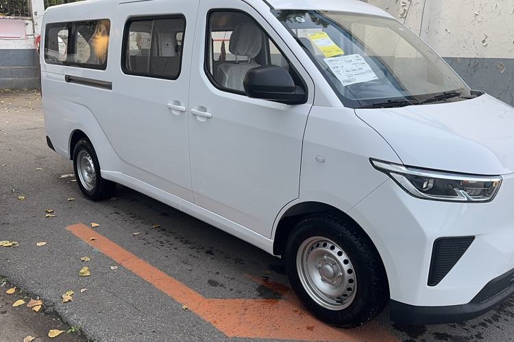 Used Wuling Yangguang 2024 300KM Comfort Version Passenger Van 75kW Exterior 10