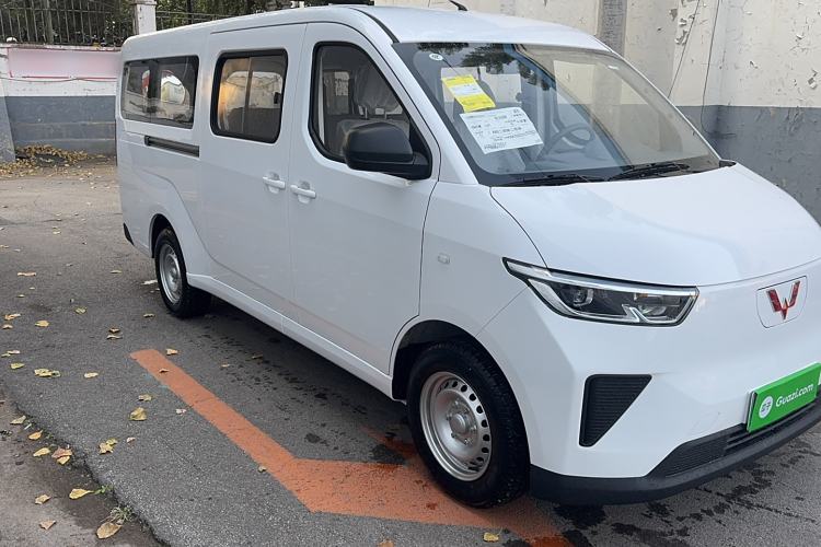 Used Wuling Yangguang 2024 300KM Comfort Version Passenger Van 75kW Exterior 11