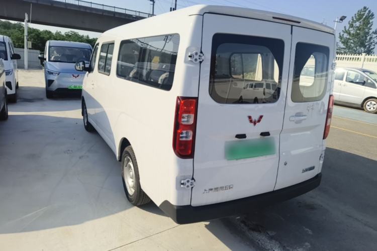 Used Wuling Yangguang 2024 300KM Comfort Version Passenger Van 75kW Exterior 2