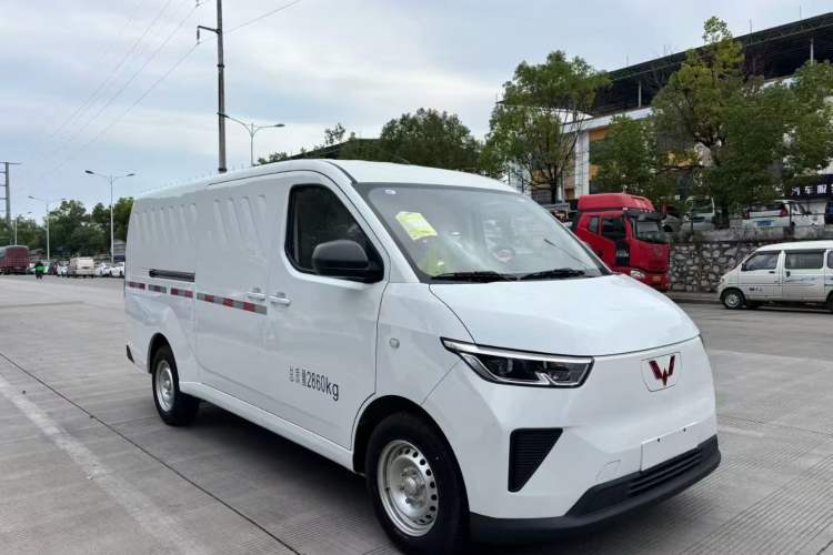 Used Wuling Yangguang 2024 230km Practical Enclosed-Window Version 60kW Exterior 2