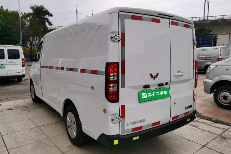 Used Wuling Yangguang 2024 300km Comfort Version with Sealed Windows 60kW Exterior 2