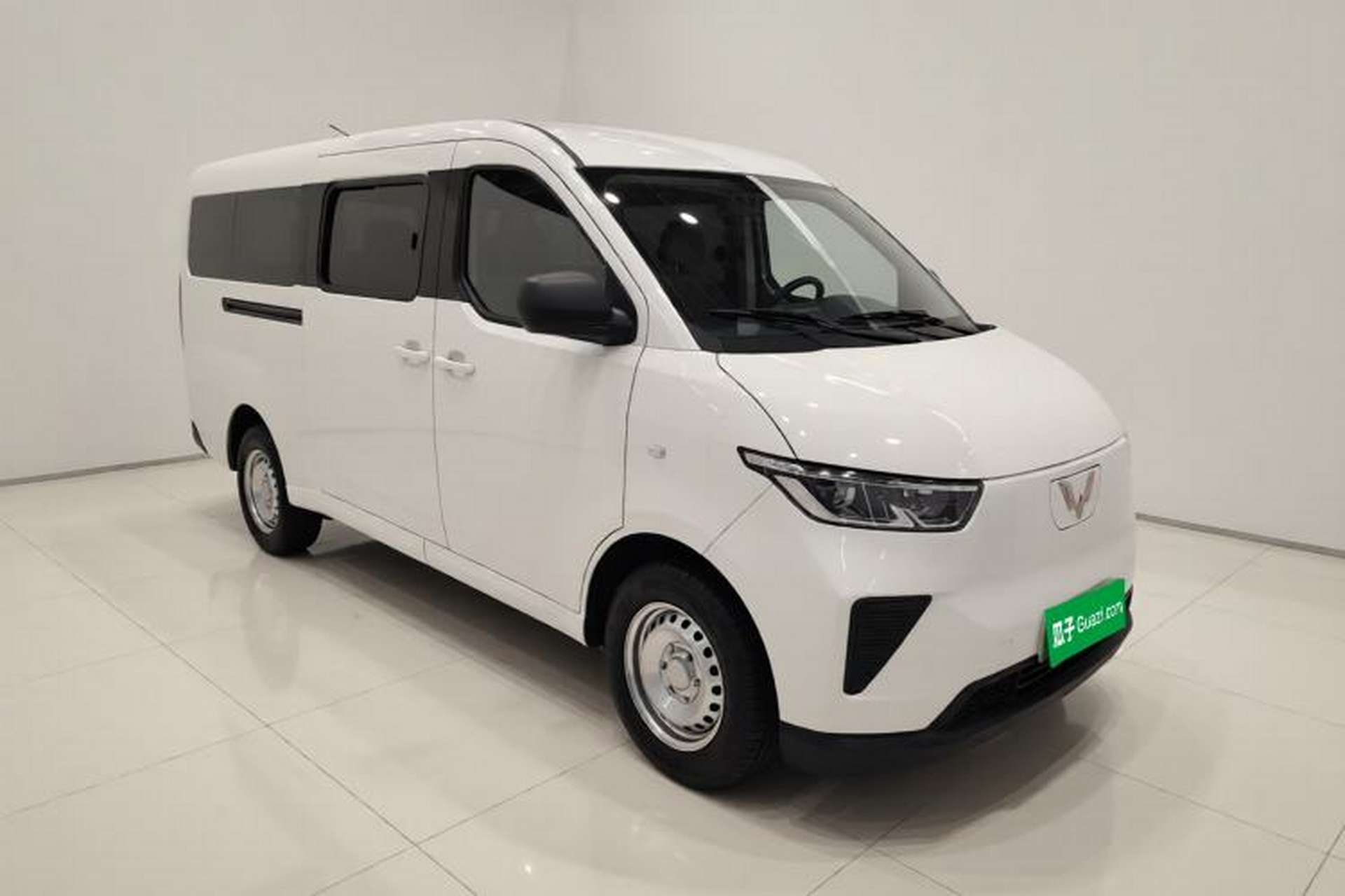 Used Wuling Yangguang 2024 300KM Comfort Version Passenger Van 75kW Exterior 2