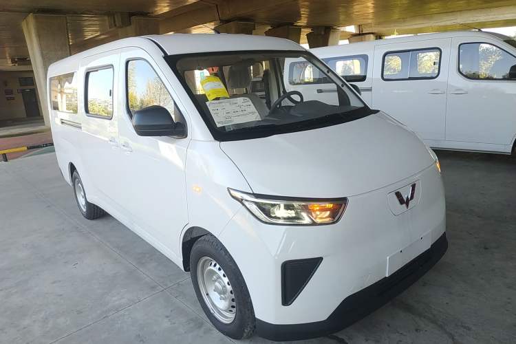Used Wuling Yangguang 2024 300KM Comfort Version Passenger Van 75kW Exterior 2