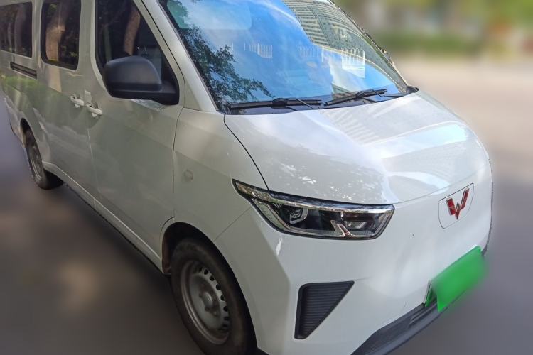 Used Wuling Yangguang 2024 300km Comfort-Grade Passenger Van 60kW Exterior 2