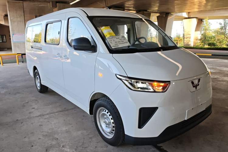 Used Wuling Yangguang 2024 300KM Comfort Version Passenger Van 75kW Exterior 2