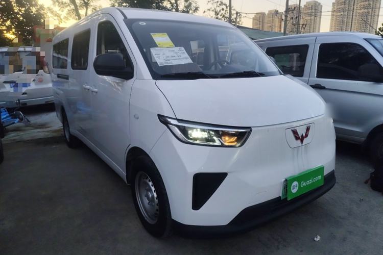 Used Wuling Yangguang 2024 300KM Comfort Version Passenger Van 75kW Exterior 2