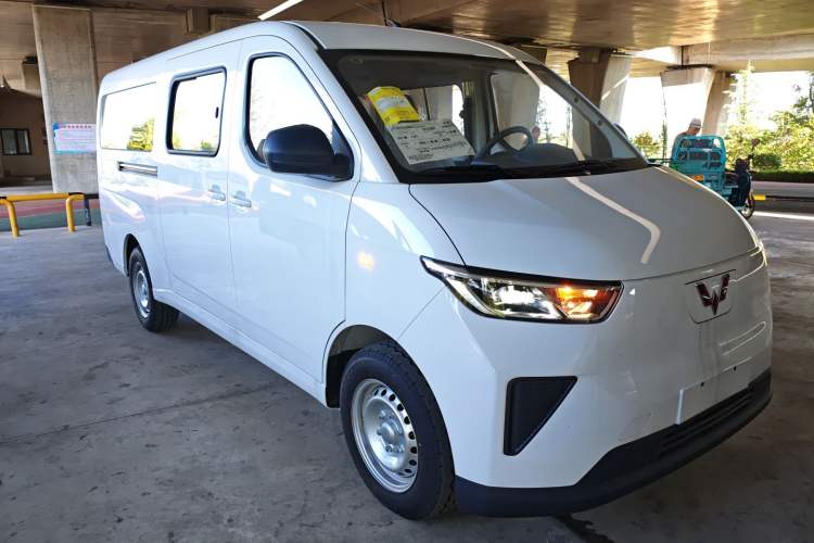 Used Wuling Yangguang 2024 300KM Comfort Version Passenger Van 75kW Exterior 2