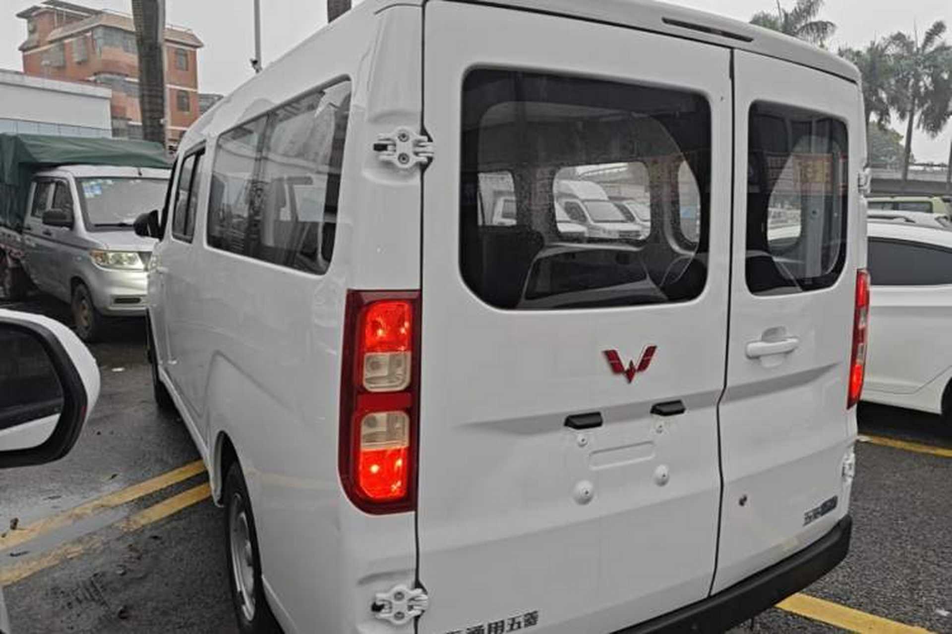 Used Wuling Yangguang 2024 300KM Comfort Version Passenger Van 75kW Exterior 2