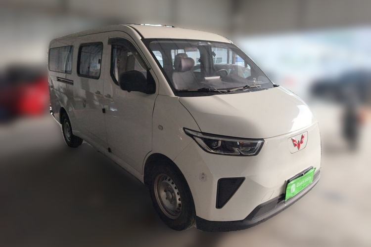 Used Wuling Yangguang 2024 300KM Comfort Version Passenger Van 75kW Exterior 2