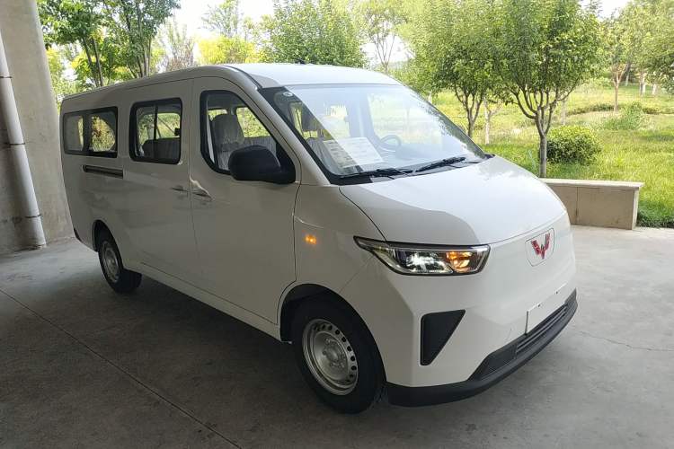 Used Wuling Yangguang 2024 300KM Comfort Version Passenger Van 75kW Exterior 2