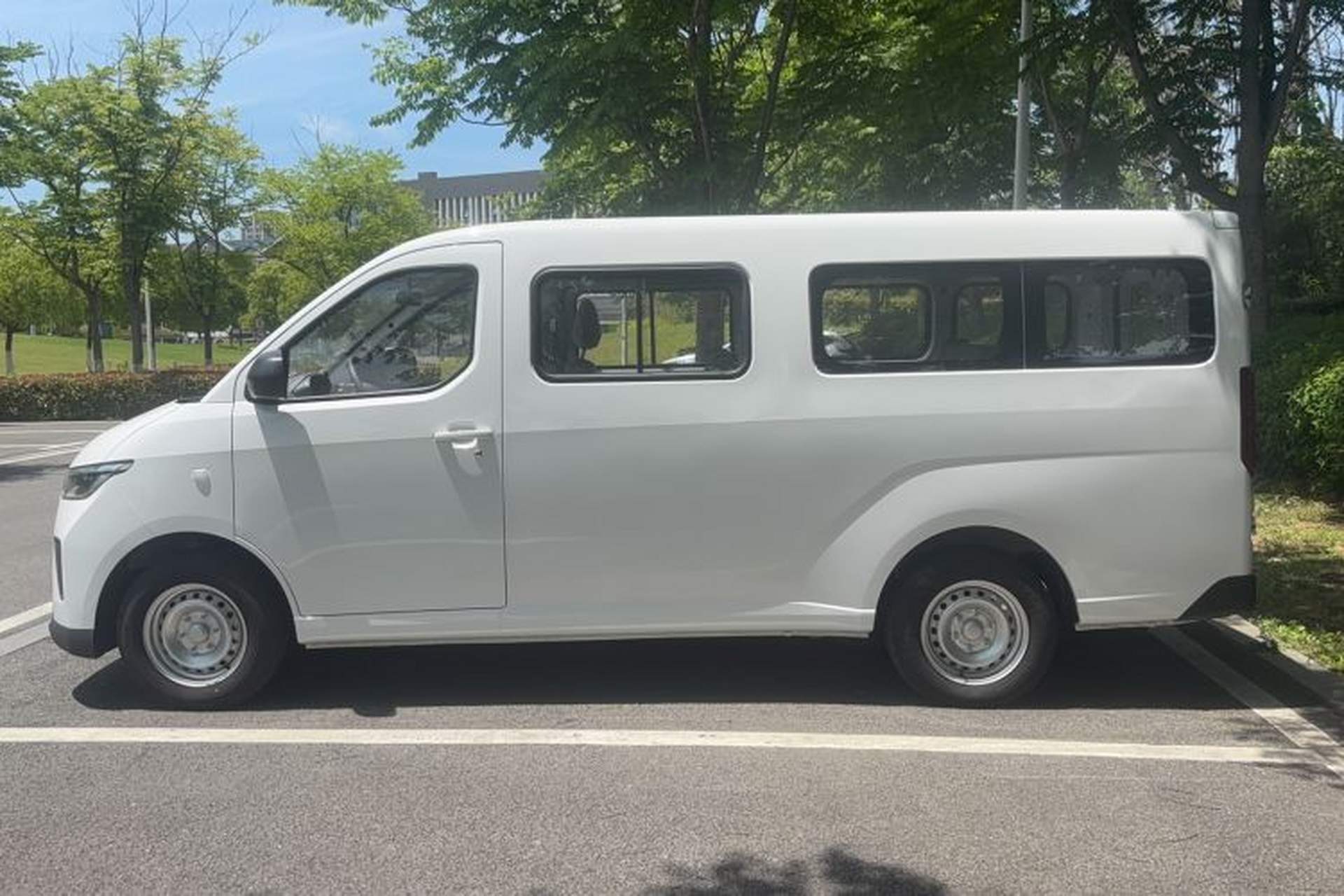 Used Wuling Yangguang 2024 300KM Comfort Version Passenger Van 75kW Exterior 2