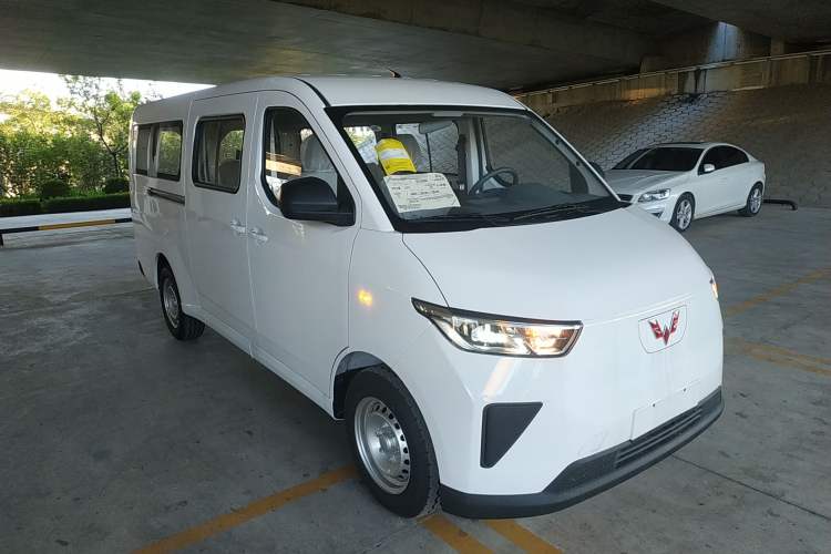 Used Wuling Yangguang 2024 300KM Comfort Version Passenger Van 75kW Exterior 2
