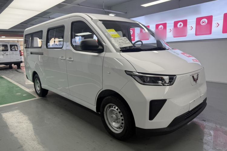 Used Wuling Yangguang 2024 300KM Comfort Version Passenger Van 75kW Exterior 2