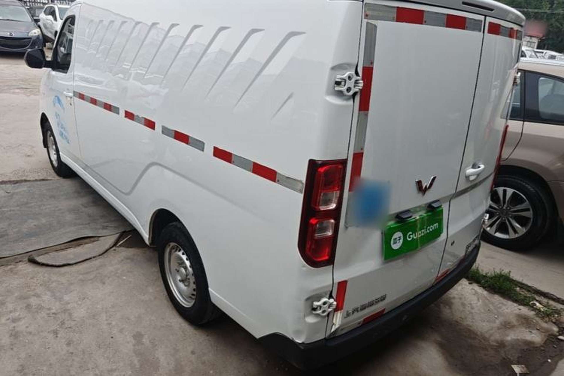 Used Wuling Yangguang 2024 230km Practical Enclosed-Window Version 60kW Exterior 2