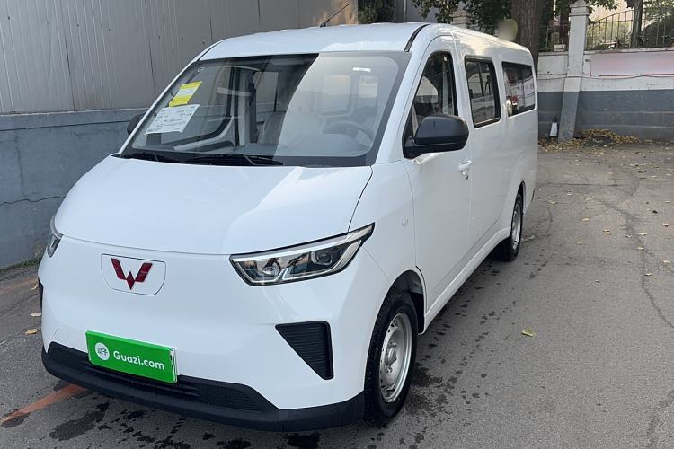 Used Wuling Yangguang 2024 300KM Comfort Version Passenger Van 75kW Exterior 2