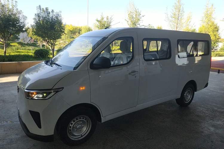 Used Wuling Yangguang 2024 300KM Comfort Version Passenger Van 75kW Exterior 3