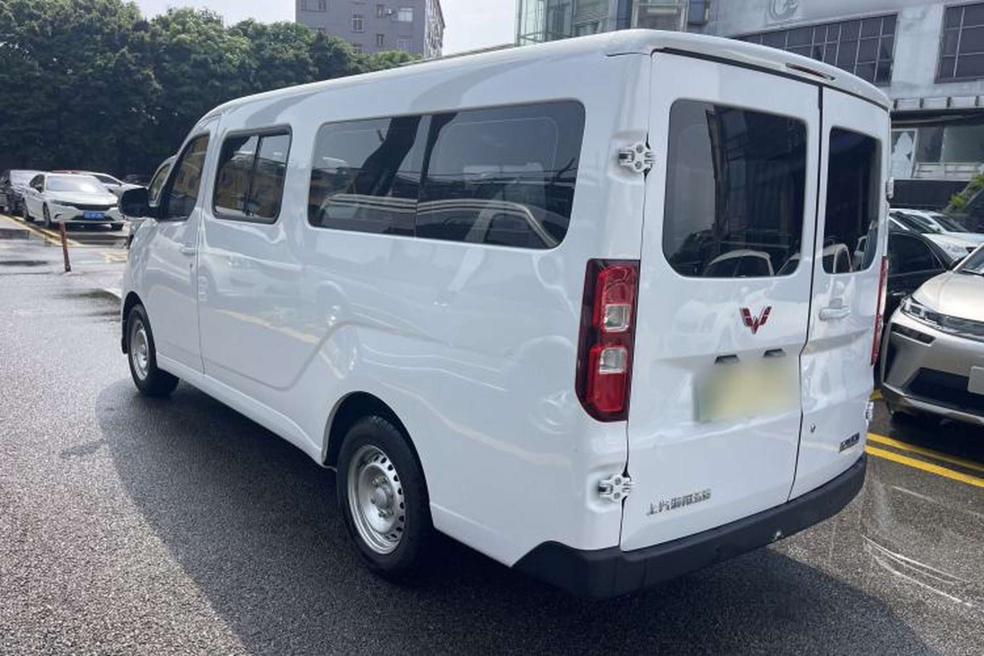 Used Wuling Yangguang 2024 300KM Comfort Version Passenger Van 75kW Exterior 3