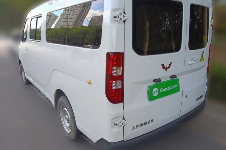 Used Wuling Yangguang 2024 300km Comfort-Grade Passenger Van 60kW Exterior 3