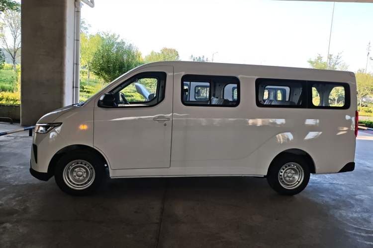 Used Wuling Yangguang 2024 300KM Comfort Version Passenger Van 75kW Exterior 3