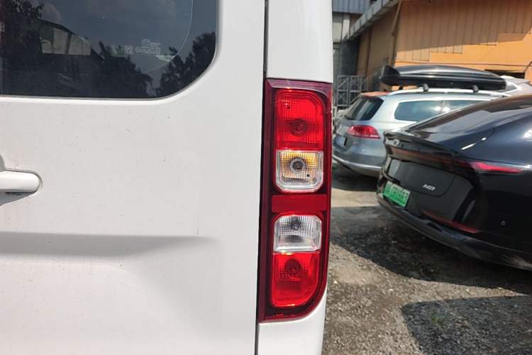 Used Wuling Yangguang 2024 300KM Comfort Version Passenger Van 75kW Exterior 3