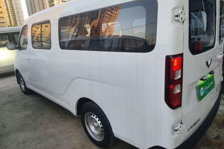Used Wuling Yangguang 2024 300KM Comfort Version Passenger Van 75kW Exterior 3