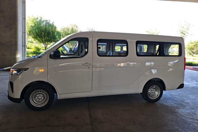 Used Wuling Yangguang 2024 300KM Comfort Version Passenger Van 75kW Exterior 3